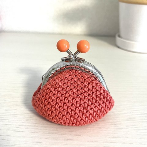 マンダリンオレンジの毛糸を使った、がま口金具もかわいい感じになりました👛