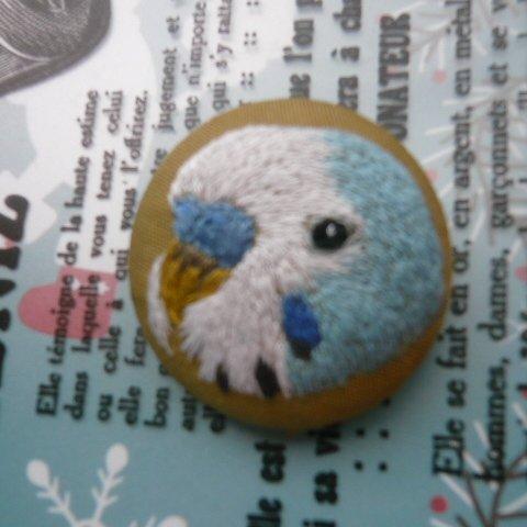 刺繍　セキセイインコ　ブローチ　くるみボタン　鳥