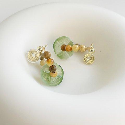 【しずくと舞う蓮の葉】lotus leaf bead ear clip