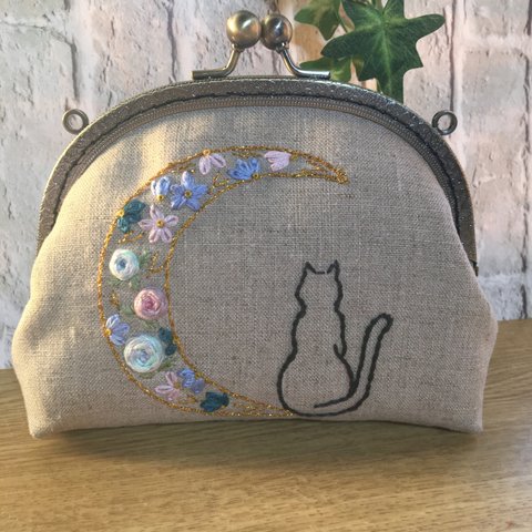 【受注制作】手刺繍　がま口ポーチ『月猫』ハンドメイド