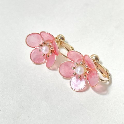 【B級品】ピンクの梅のシンプル・イヤリング