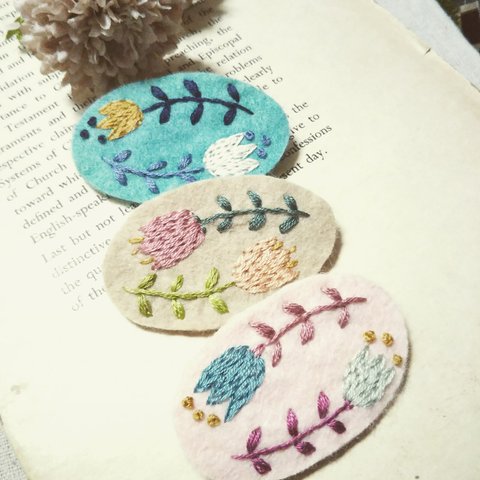 草花の刺繍ブローチ（パステル）