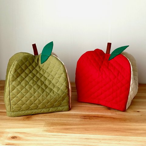 アップルパイに似合いの、りんごのティーコジー　赤りんご/青りんご