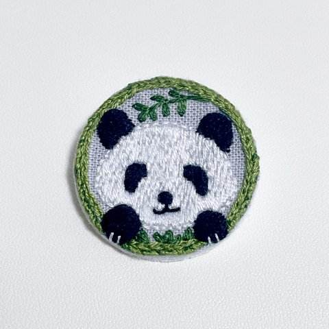 パンダの刺繍ブローチ【笹】