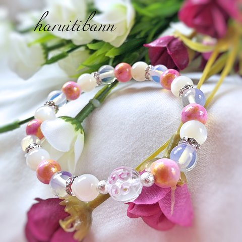 水晶回紋珠とロマンチックカラーのパワーストーン 天然石ブレスレット　白　ピンク　可愛い