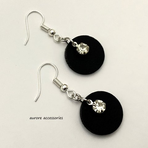 black pierced earrings　ブラック　丸　揺れる　シンプル　ウッドビーズ　個性的　