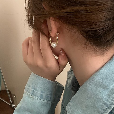 【限定セール￥399】韓国ファッション　揺れるパールピアス　アクセサリー　-2050