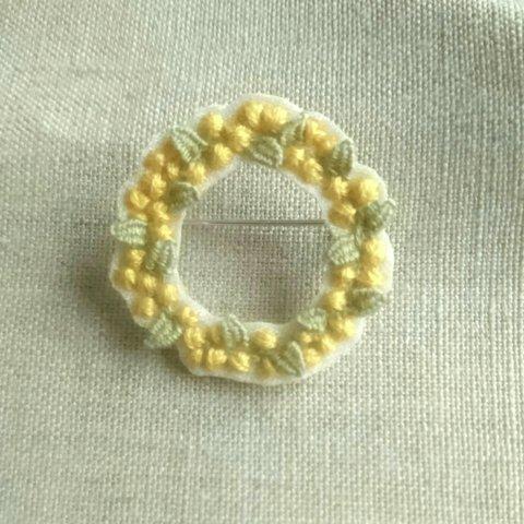 《受注製作》刺繍ブローチ mimosa wreath(ミモザ リース) ①