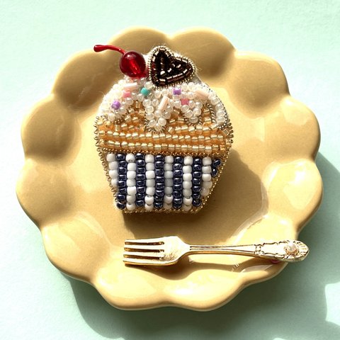 ハートのチョコレートカップケーキビーズ刺繍ブローチ