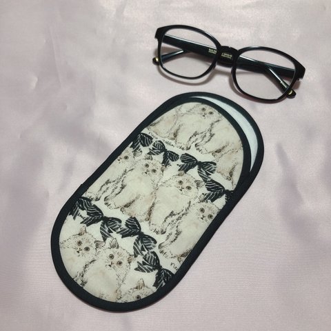 １３７９．大人可愛い　リボン猫柄のメガネケース　白×黒　マイクロファイバー使用スリムタイプ　再販