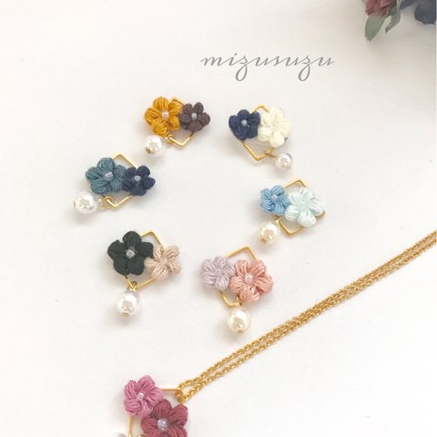 2色のお花とパールの四角手編みネックレス