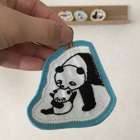 手刺繍チャーム_パンダの親子〈こっちよ〉