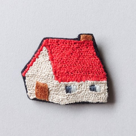 赤い屋根の家 刺繡ブローチ