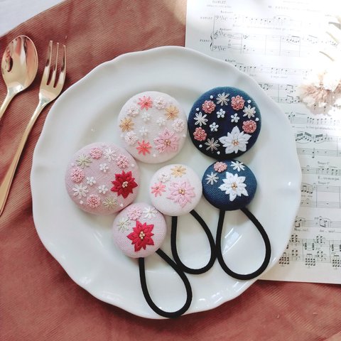 【親子お揃い】刺繍ブローチ&ヘアゴム『ポインセチアリース』