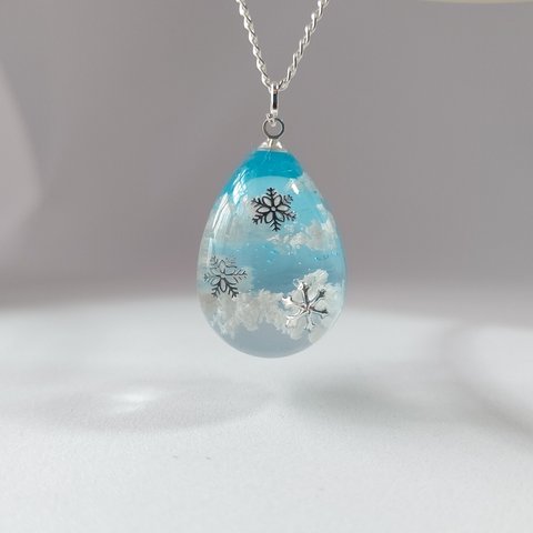 ＊冬の新作＊雪の結晶と水色の青空と雲のたまご型ネックレス    