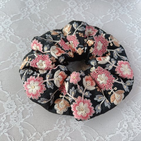 【シュシュ･61】インド刺繍リボン🎀ブラック/ピンクの花刺繍