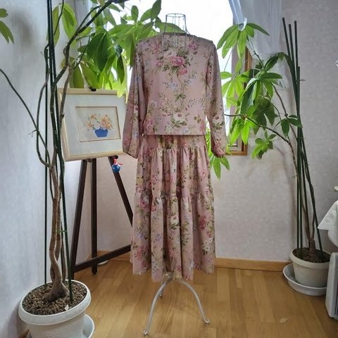 気品に溢れ 落着いた華やかさの花柄ツーピース　高品質中厚地コットン100%　<1点もの>　⁂送料無料