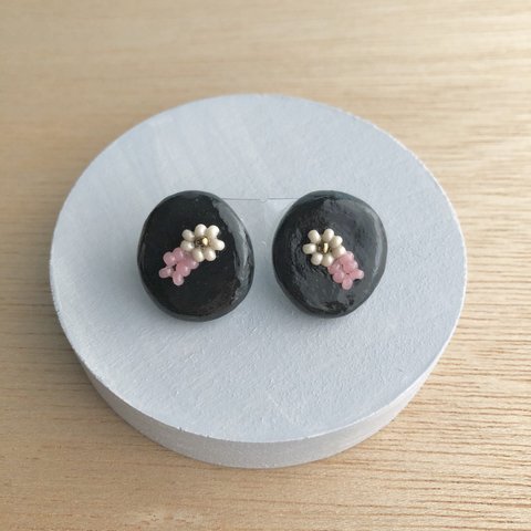 coin ピアス（black／花 beige x pink）