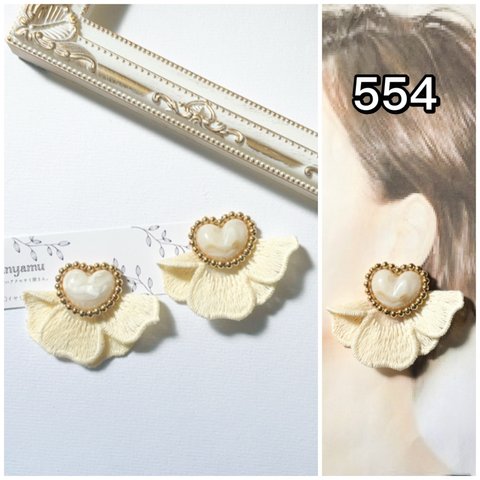 554/ビーズ刺繍　ハート　ホワイト　ゴールド　フラワー　イヤリング　ピアス　ハンドメイド　アクセサリー 