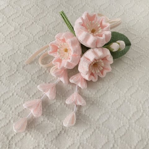 〈つまみ細工〉藤下がり付き桜三輪とベルベットリボンの髪飾り(淡桜)