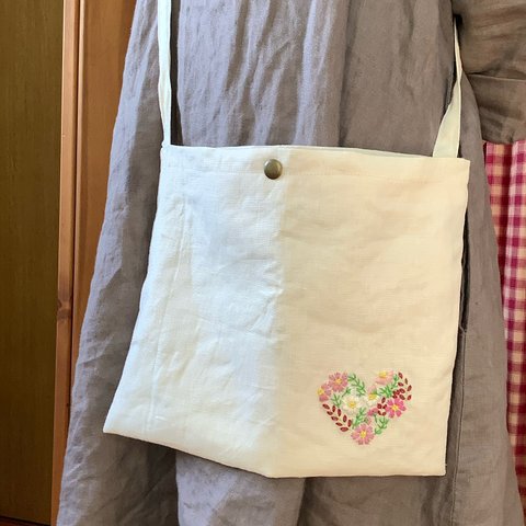 リネン刺繍入りショルダーポーチ（ハート型コスモス）＊送料無料＊