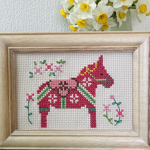 北欧の刺繍(幸せ呼ぶ馬) ダーラナホース(赤)　刺繍フレーム　馬の刺繍額