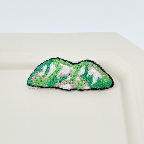 青い夏山の刺繍ブローチ ／ 新潟県の山　火打山 ／ itomici