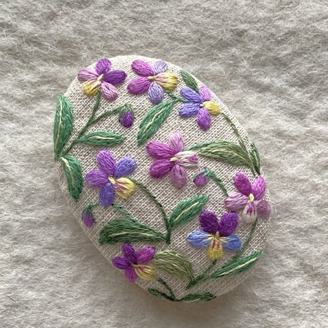 【再販】リネンと刺繍のビオラのヘアゴム orブローチ　