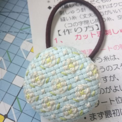 ヘアゴム刺繍キット〈空色・お花模様〉