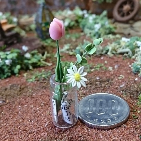 ミニチュアの花「チューリップとマーガレット&ユーカリの小瓶」