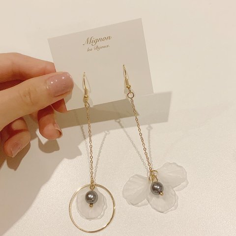 アシンメトリー貝殻モチーフピアス