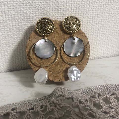 <ボタンピアス>ブラック×ホワイトパールのピアス