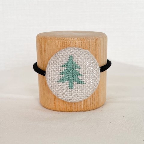 刺繍＊北欧の森で育ったもみの木のくるみボタンヘアゴム🌲