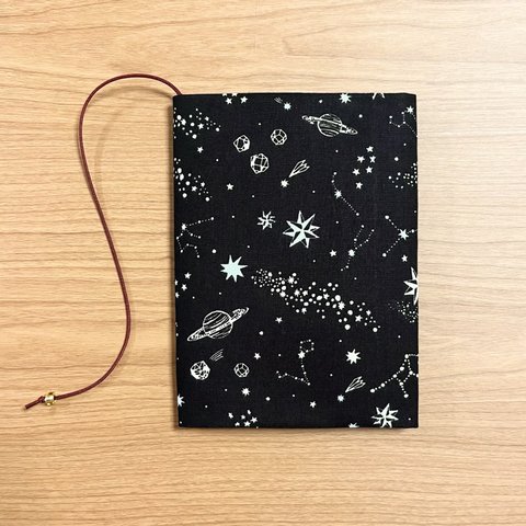  【 文庫本 】ブックカバー   ハンドメイド  ミニ宇宙  くろ