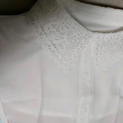 　フォーマル　エレガントな白の刺繍レース襟、トレンドのフォーマル＆カジュアルスタイルに。