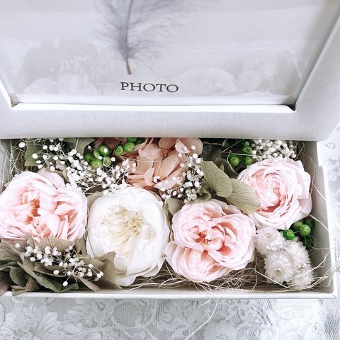  ♡送料無料♡ ❤︎母の日❤︎ 結婚祝い❤︎誕生日❤︎卒業祝い❤︎Preserved Rose ❤︎ Photo box arrangement❤︎ White and pink❤︎