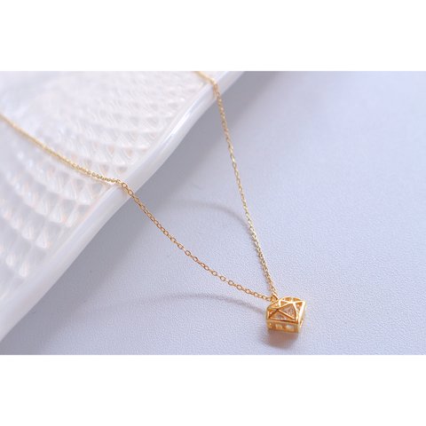 【送料無料】華奢 小ぶりなダイヤモンド型ネックレス