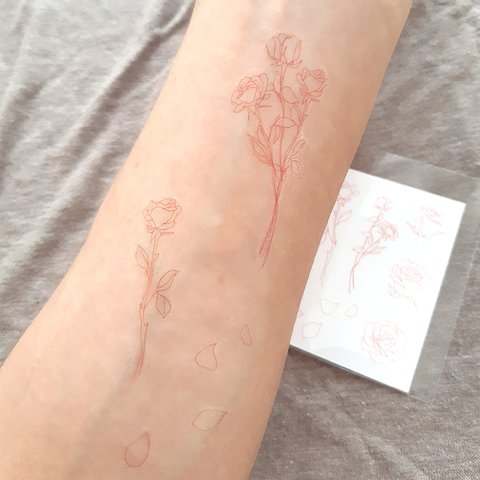 可憐に咲く薔薇の花の赤い線画のタトゥーシール 2