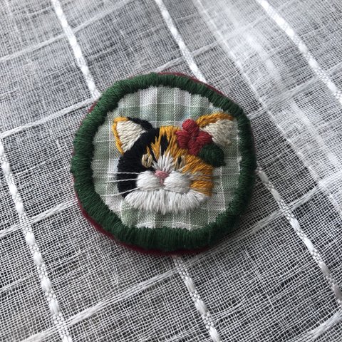 新年が楽しみな三毛猫さん ブローチ 手刺繍