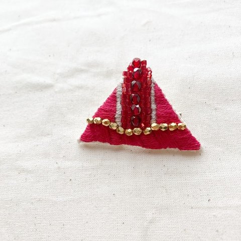 赤い三角のラインブローチ(A-1215)