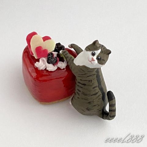 キジトラ白猫　バレンタイン・ハートケーキ(赤)　ミニチュア