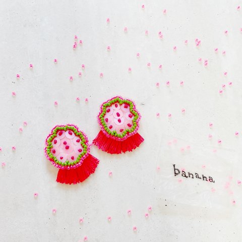 【puka】pink× pink  ビーズ刺繍　フリンジ　ピアス　イヤリング