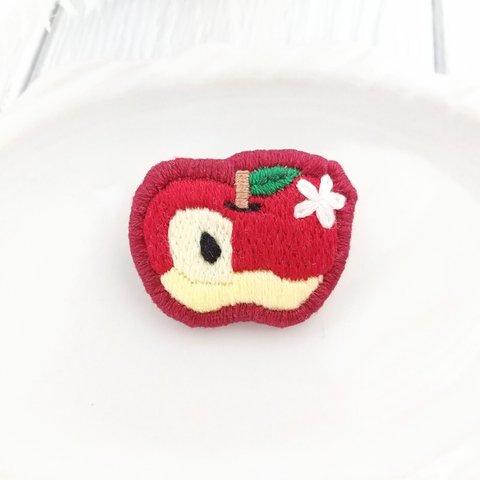 花付きりんごの刺繍ブローチ