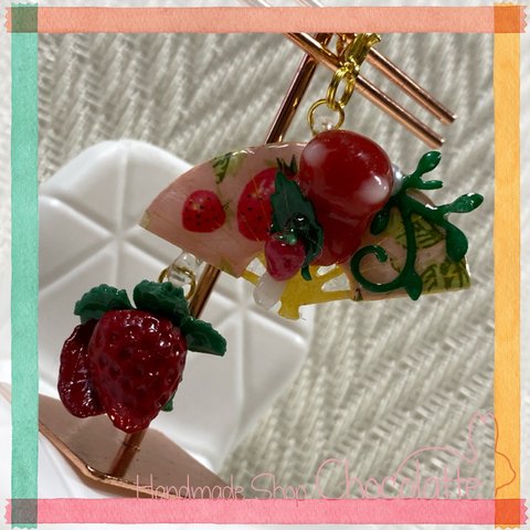 ❣️可愛い　お座りにゃんこの🍓チャーム❣️