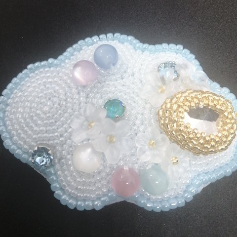 ビーズ刺繍のヘアクリップ