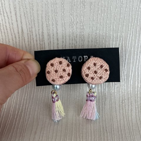 刺繍　いちごチョコ【2wayピアス】