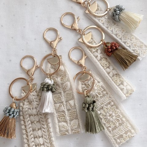 タッセル×ホワイト刺繍リボンキーホルダー♡