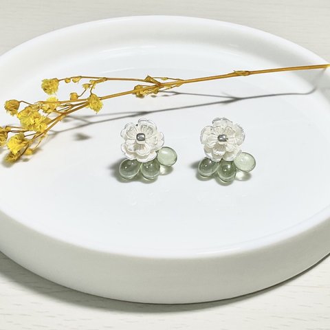 白い一輪花のピアス