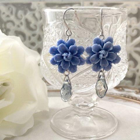 くすみブルーの樹脂花と雫ビーズのピアス