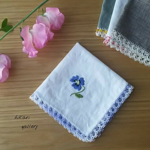 リネンのレース付きハンカチ③ブルーパンジーの刺繍